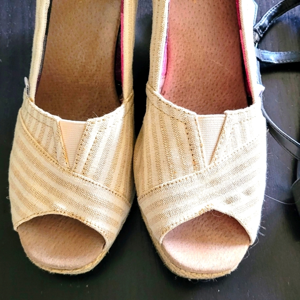 Womens toms  size 8 biege wedges